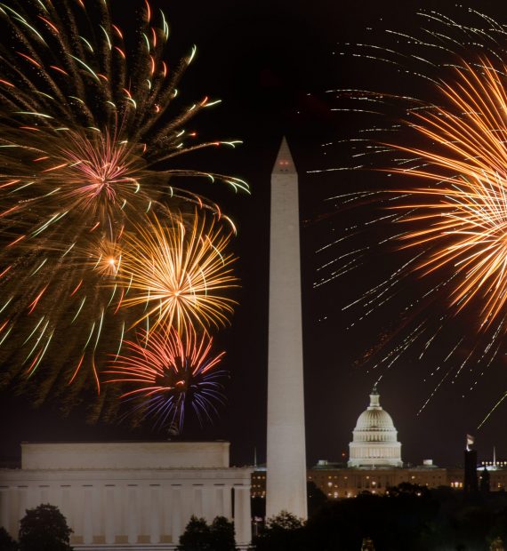 Horizontal,Photo,Of,Fireworks,Above,Lincoln,Memorial,,Us,Capitol,And